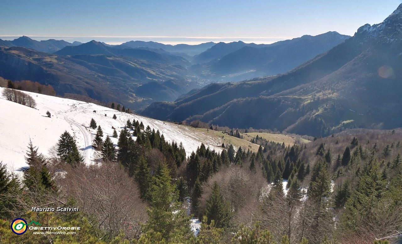 33 E' ora di tornare a valle, scendo direttamente per prati....JPG